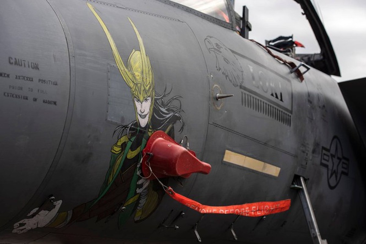 Khong quan Hoang gia Anh hoa trang cho tiem kich F-15E don Halloween cuc doc-Hinh-3