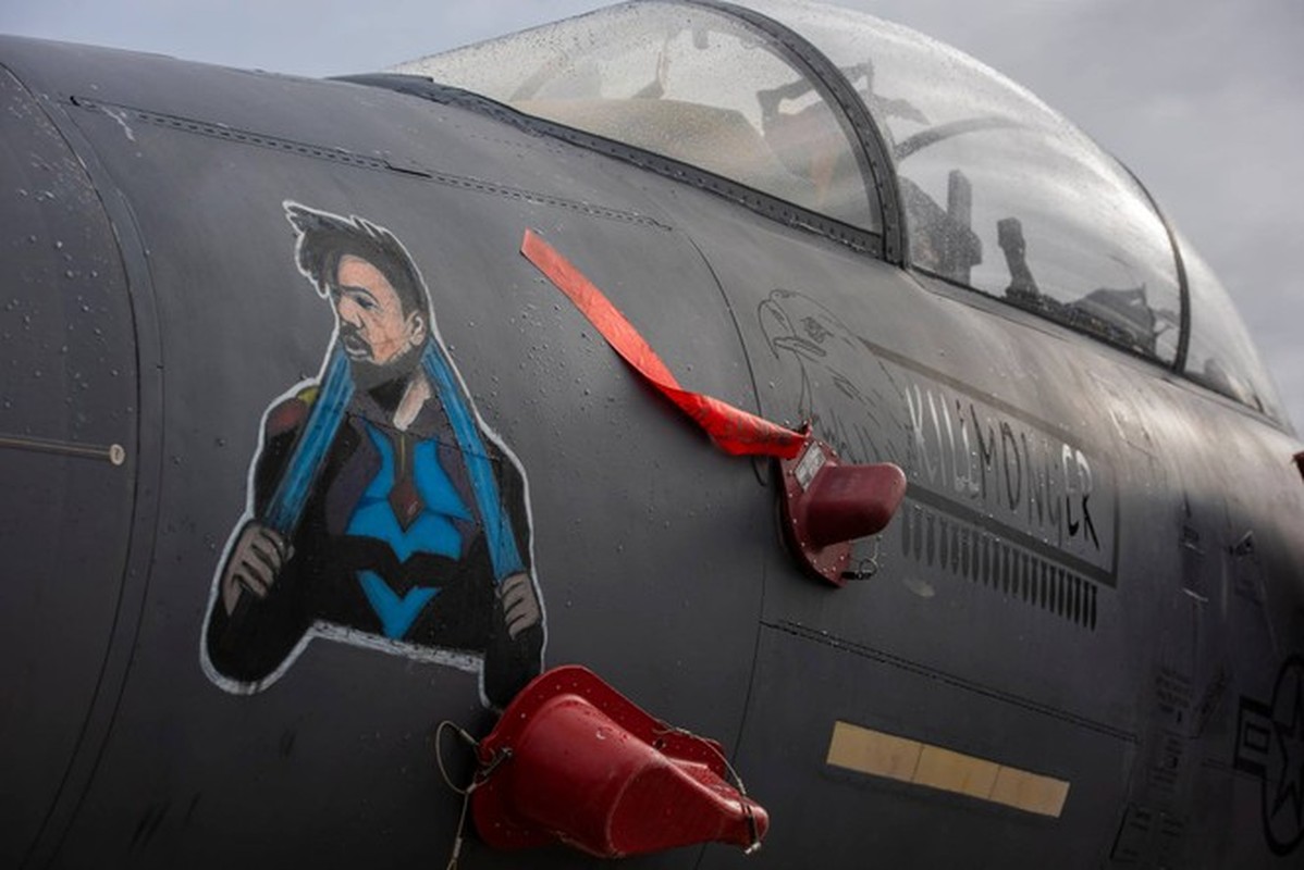 Khong quan Hoang gia Anh hoa trang cho tiem kich F-15E don Halloween cuc doc-Hinh-5