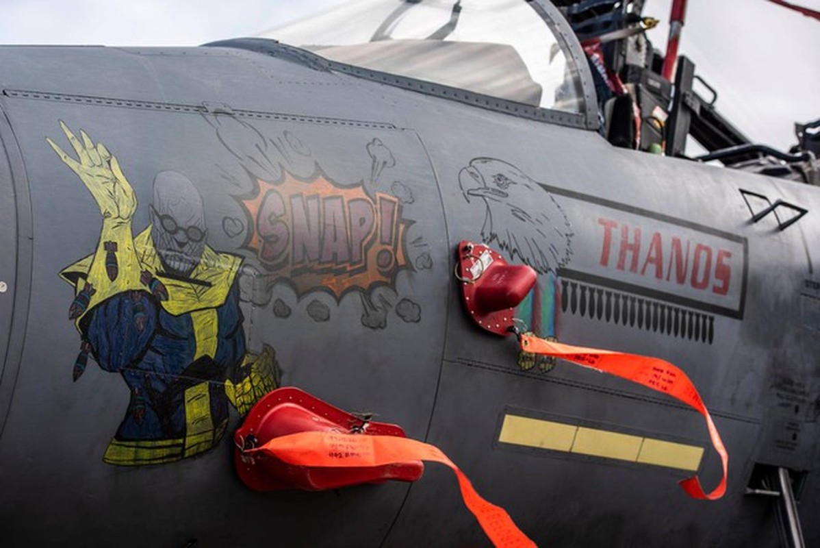 Khong quan Hoang gia Anh hoa trang cho tiem kich F-15E don Halloween cuc doc