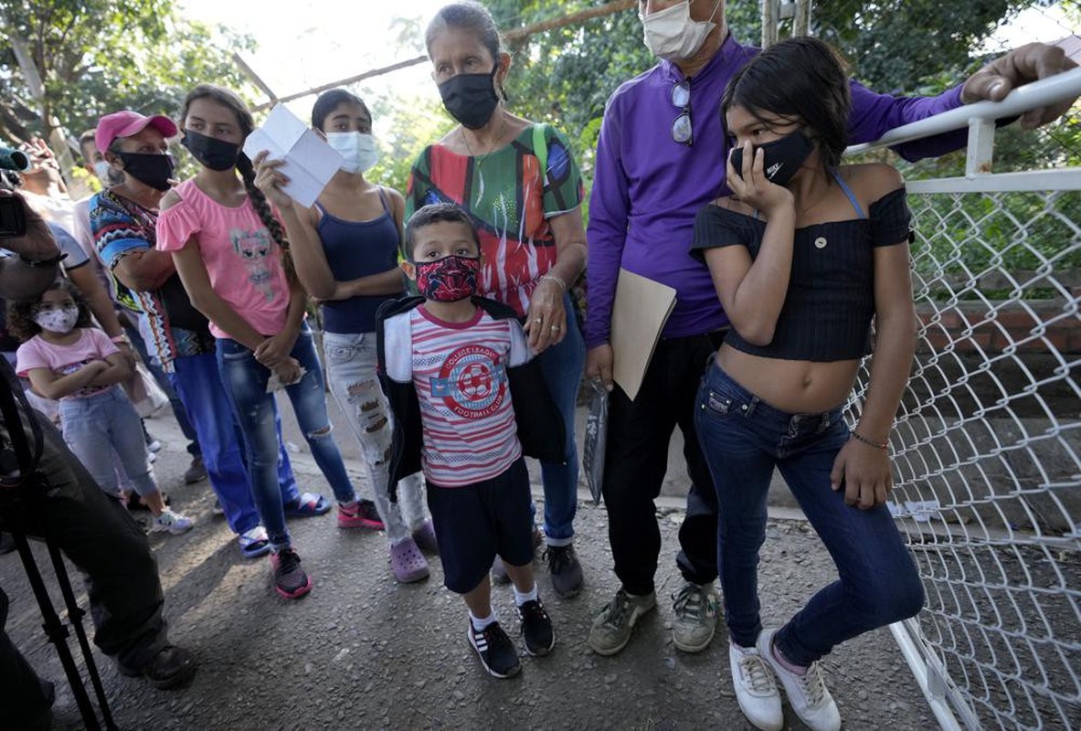 Nguoi Venezuela keo sang Colombia de tiem vaccine Covid-19 mien phi