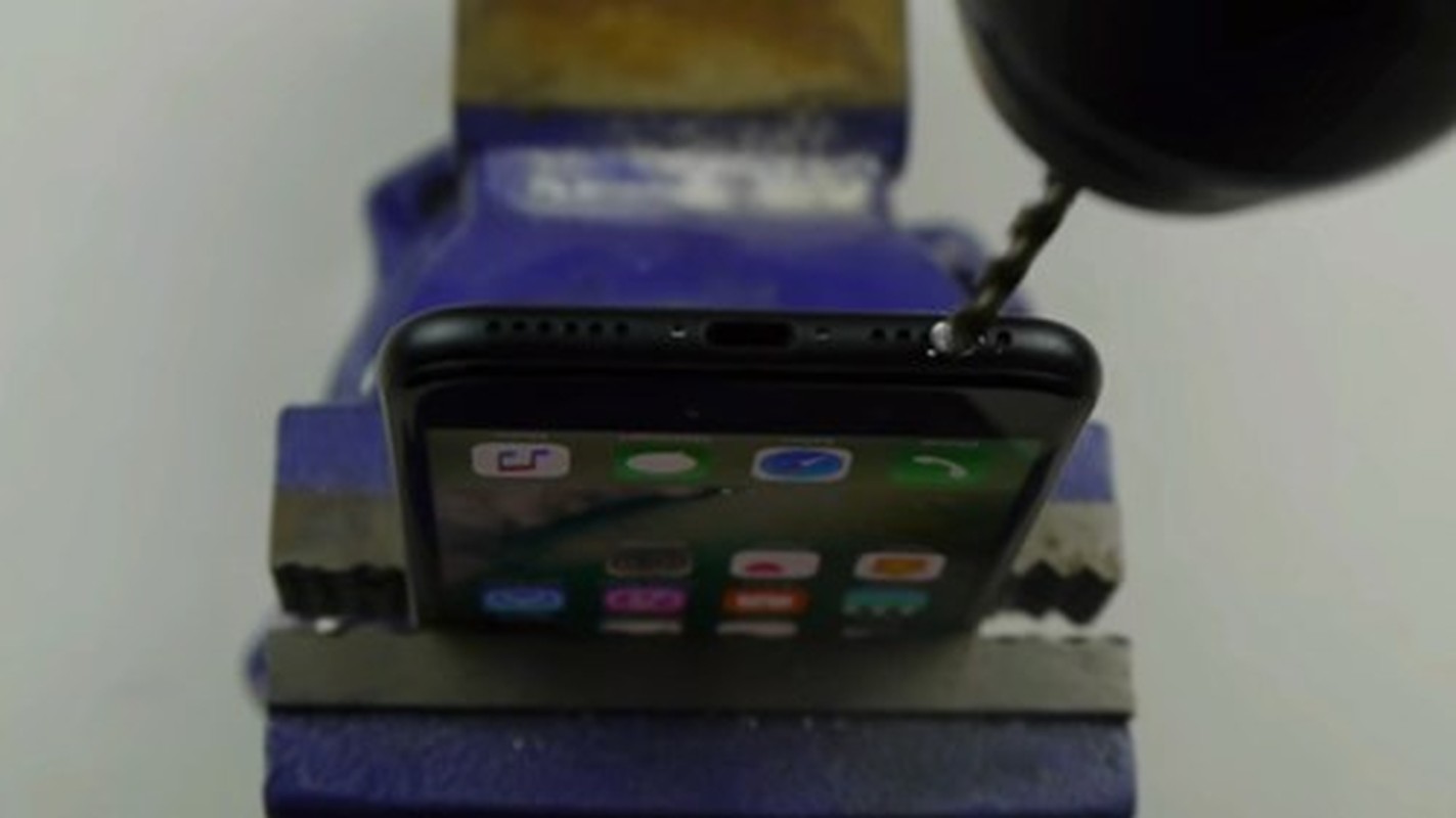 Hướng dẫn cách tạo lỗ cắm tai nghe trên iPhone 7 bằng... khoan - ảnh 2