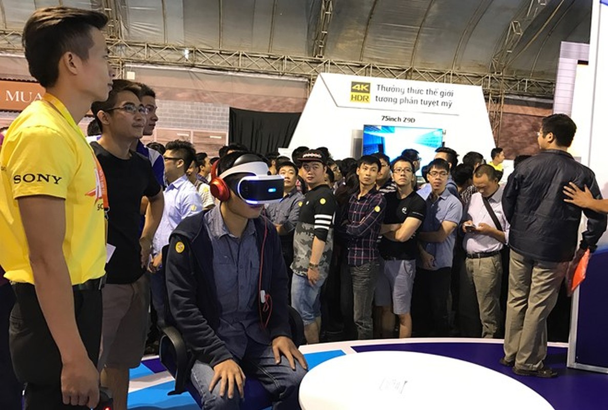Playstation VR, Xperia ZX hut khach tai Sony Show Ha Noi-Hinh-2