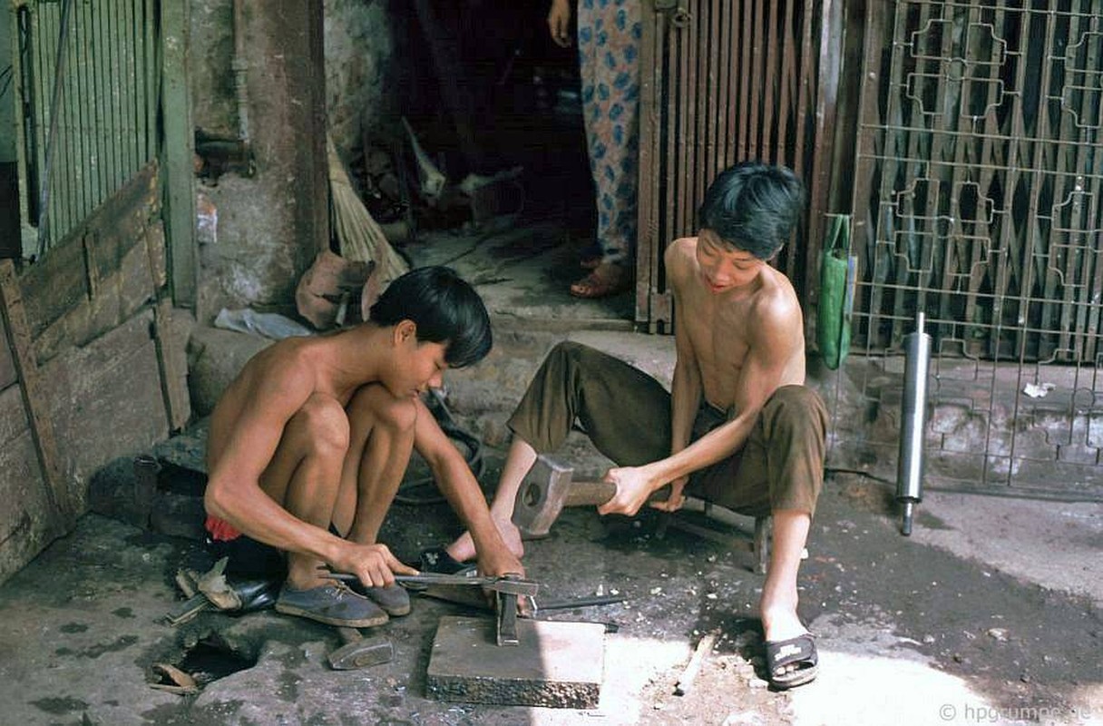 Soi nhung nghe la tren duong pho Ha Noi dau thap nien 1990-Hinh-7