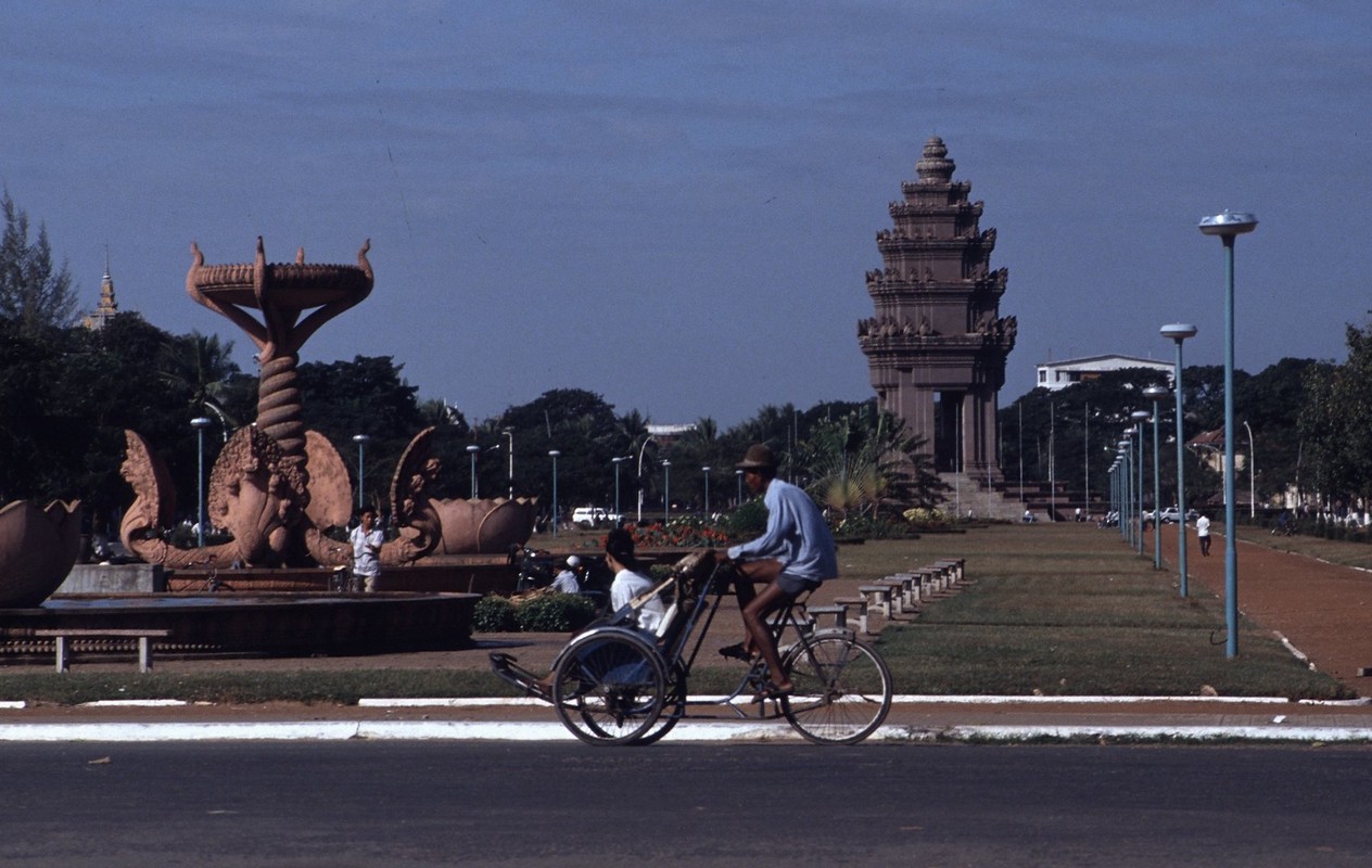 Anh de doi ve dat nuoc Campuchia nam 1990-Hinh-4