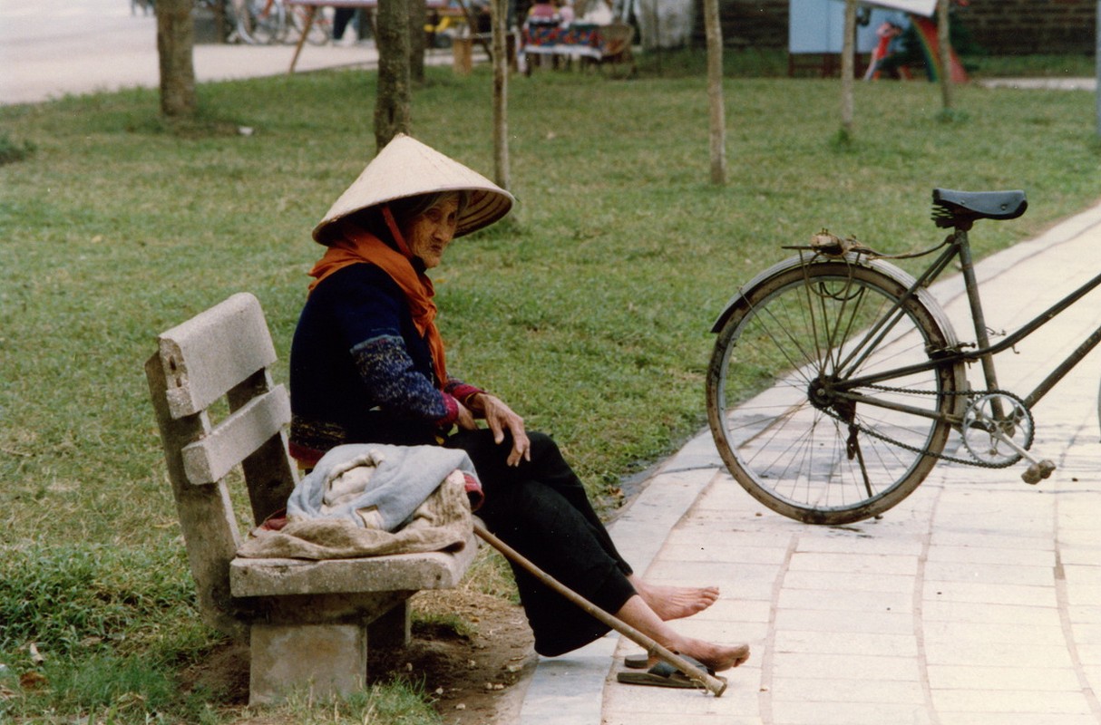 Lặng ngắm vẻ đẹp mộc của hồ Hoàn Kiếm năm 1990 (1) - Hình 5 Lang ngam ve dep moc cua ho Hoan Kiem nam 1990 (1)-Hinh-5