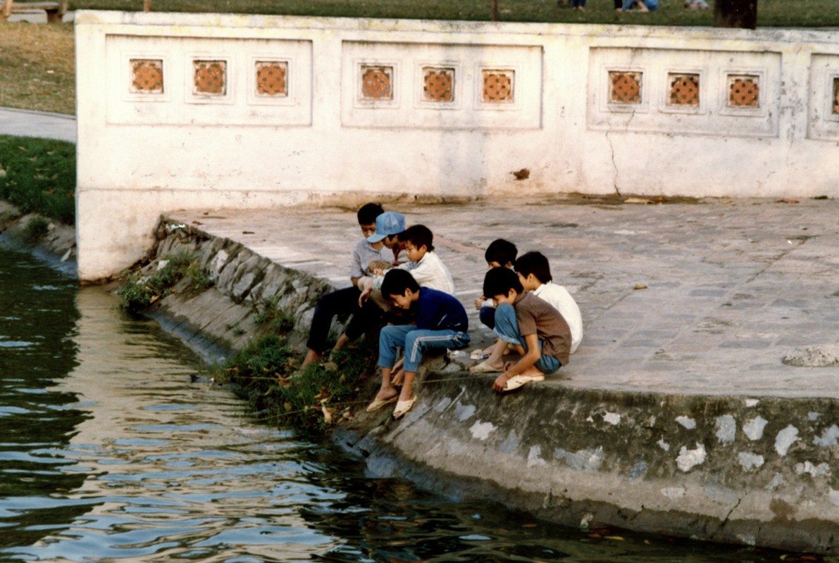 Lặng ngắm vẻ đẹp mộc của hồ Hoàn Kiếm năm 1990 (1) - Hình 7 Lang ngam ve dep moc cua ho Hoan Kiem nam 1990 (1)-Hinh-7