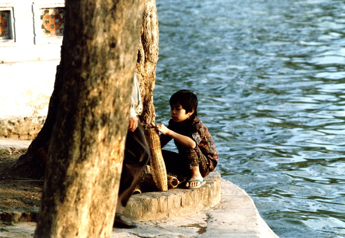 Lặng ngắm vẻ đẹp mộc của hồ Hoàn Kiếm năm 1990 (1) - Hình 8 Lang ngam ve dep moc cua ho Hoan Kiem nam 1990 (1)-Hinh-8
