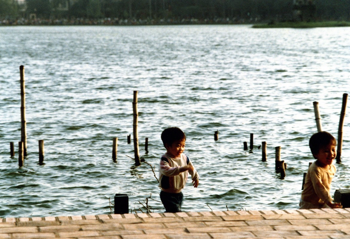 Lặng ngắm vẻ đẹp mộc của hồ Hoàn Kiếm năm 1990 (1) - Hình 9 Lang ngam ve dep moc cua ho Hoan Kiem nam 1990 (1)-Hinh-9