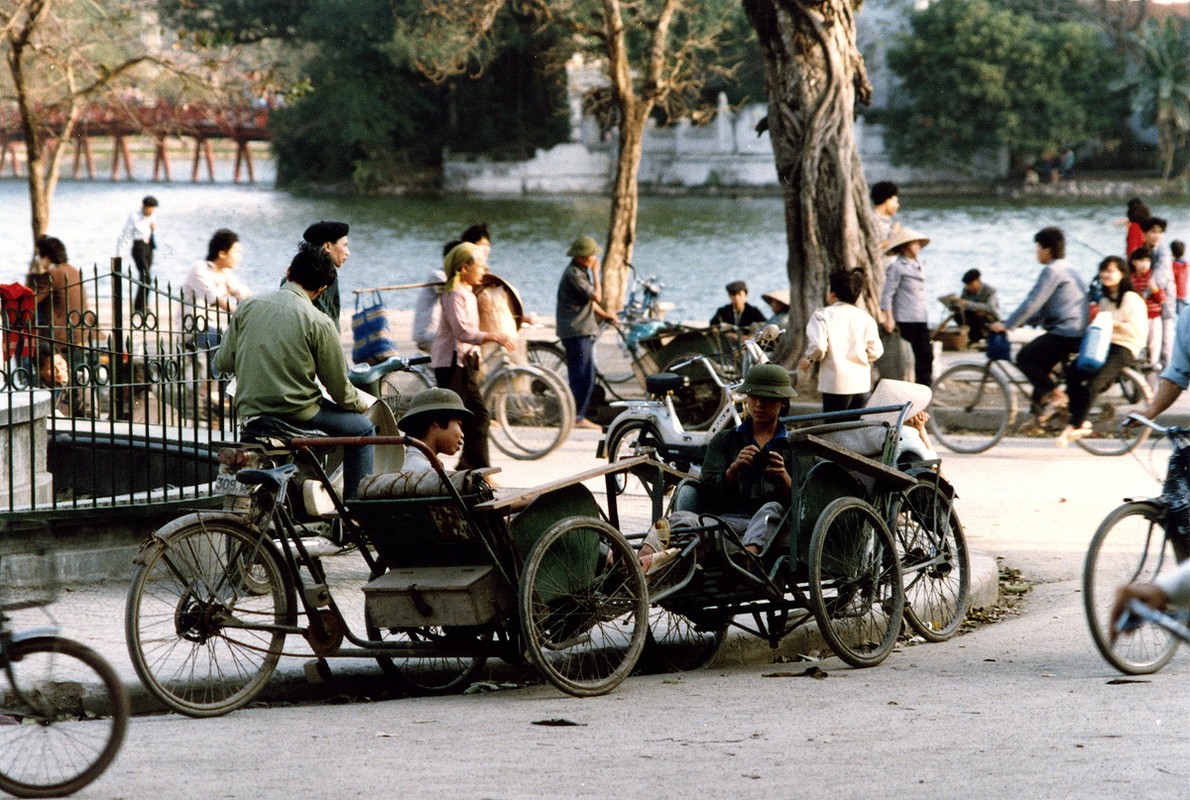 Lặng ngắm vẻ đẹp mộc của hồ Hoàn Kiếm năm 1990 (1) Lang ngam ve dep moc cua ho Hoan Kiem nam 1990 (1)