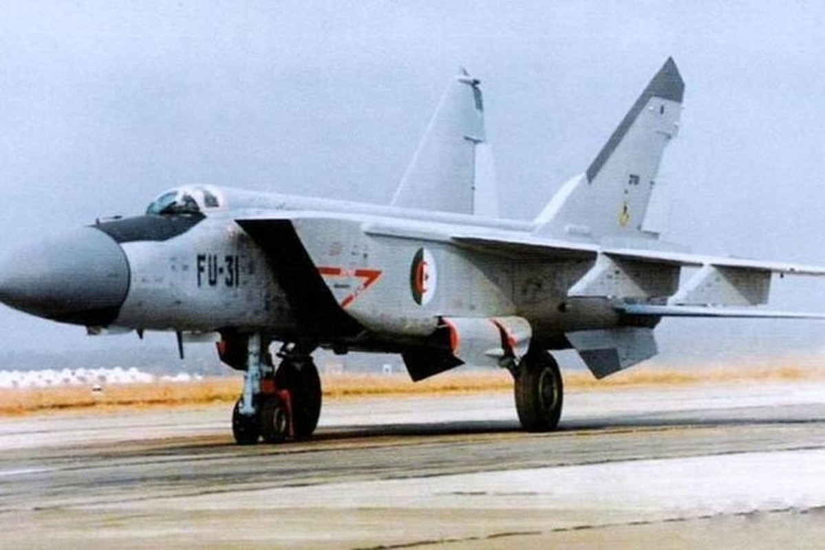 Truoc khi chot mua Su-57, Algeria tung van hanh MiG-25 cuc ton kem-Hinh-11