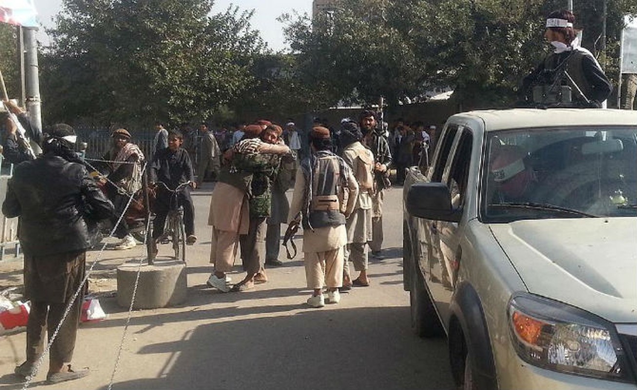 Canh thanh pho Kunduz sau khi bi Taliban danh chiem-Hinh-11