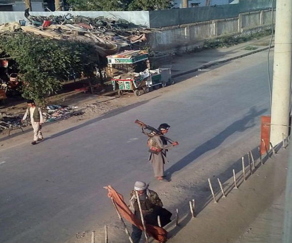 Canh thanh pho Kunduz sau khi bi Taliban danh chiem-Hinh-8