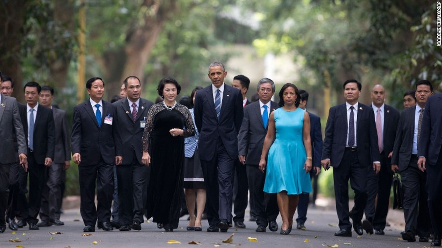 Anh Tong thong Obama tham chua Ngoc Hoang, ghe quan tra da tren CNN-Hinh-9