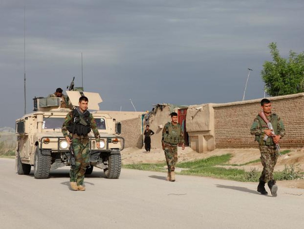 Kinh hoang Taliban tan cong lieu chet, sat hai 140 binh si Afghanistan-Hinh-5