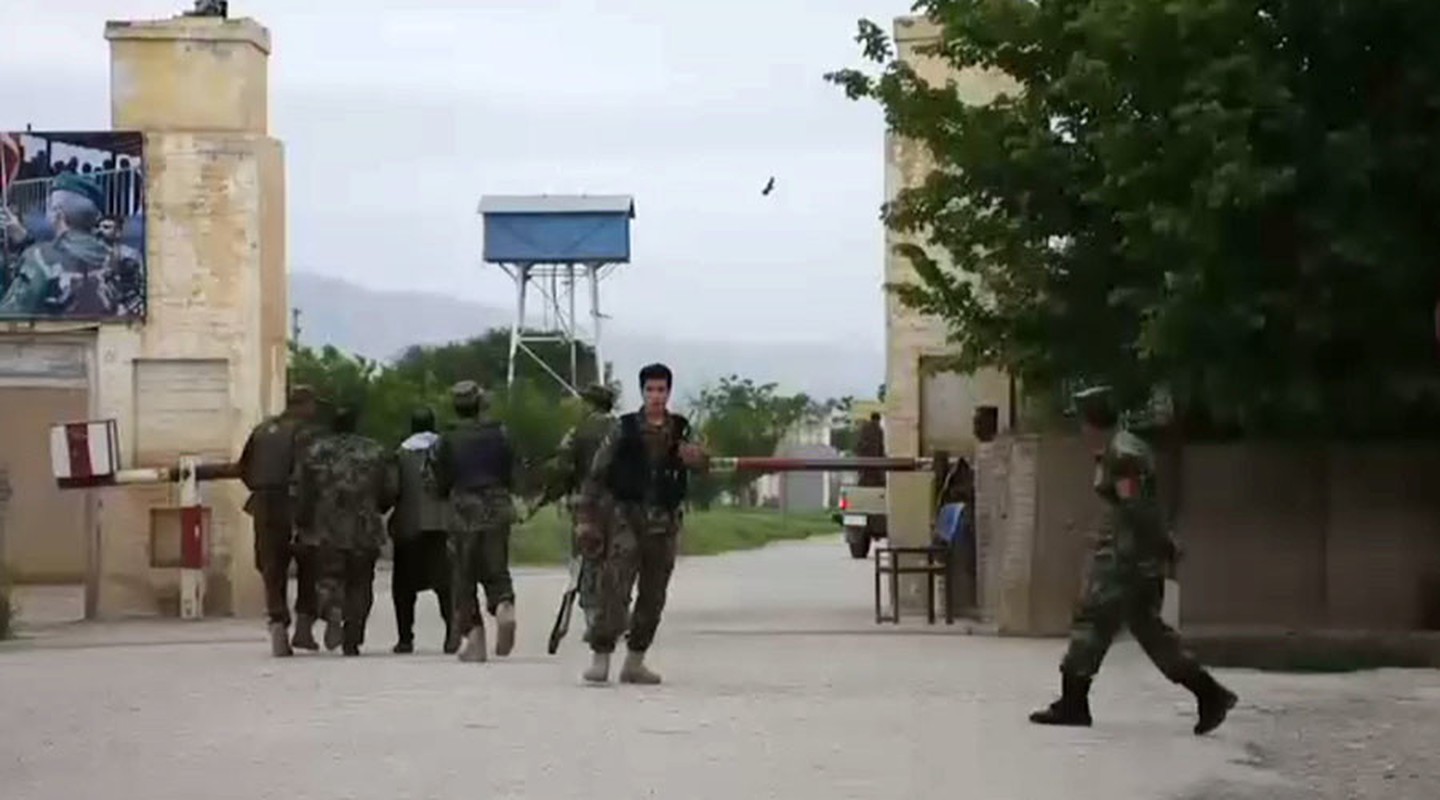 Kinh hoang Taliban tan cong lieu chet, sat hai 140 binh si Afghanistan-Hinh-6