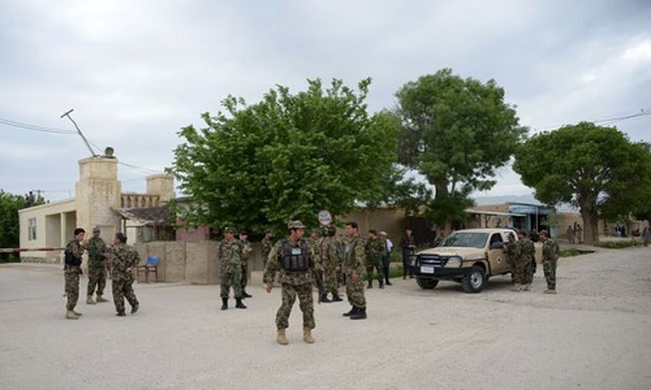 Kinh hoang Taliban tan cong lieu chet, sat hai 140 binh si Afghanistan-Hinh-7