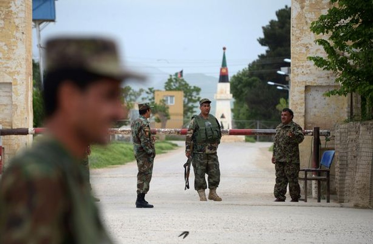 Kinh hoang Taliban tan cong lieu chet, sat hai 140 binh si Afghanistan-Hinh-8
