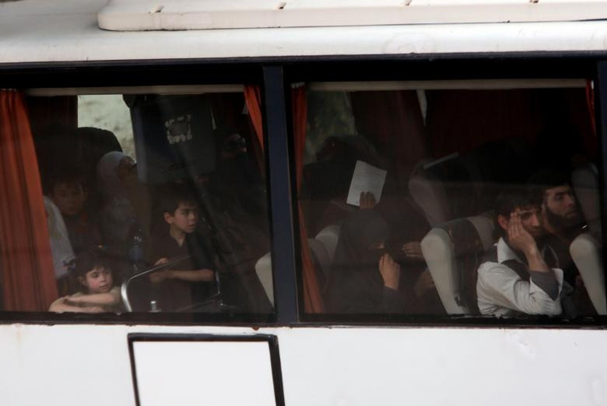 Can canh doan xe cho phien quan Syria rut chay khoi Dong Ghouta-Hinh-9