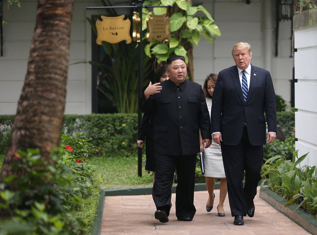 Hinh anh Tong thong Trump, Chu tich Kim di dao trong vuon Metropole-Hinh-4