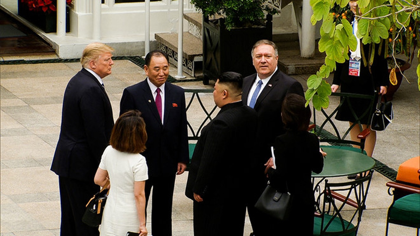 Hinh anh Tong thong Trump, Chu tich Kim di dao trong vuon Metropole-Hinh-6