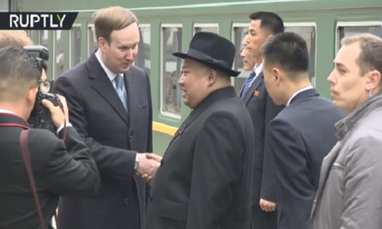 Chu tich Kim Jong-un den Vladivostok, san sang cho thuong dinh Nga-Trieu