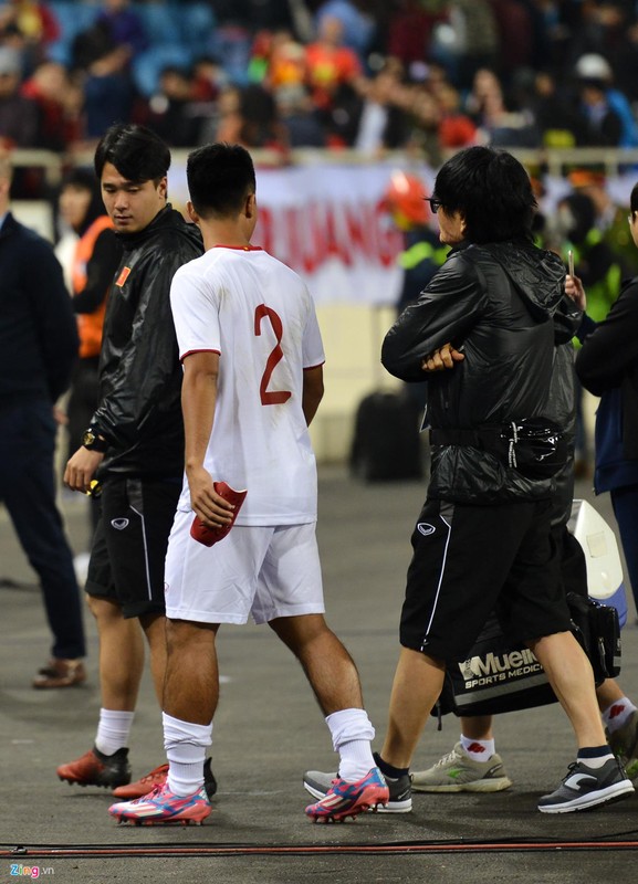 Quang Hai den nam tay me sau khi thang U23 Indonesia-Hinh-10