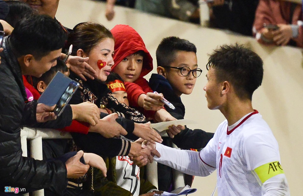 Quang Hai den nam tay me sau khi thang U23 Indonesia-Hinh-2