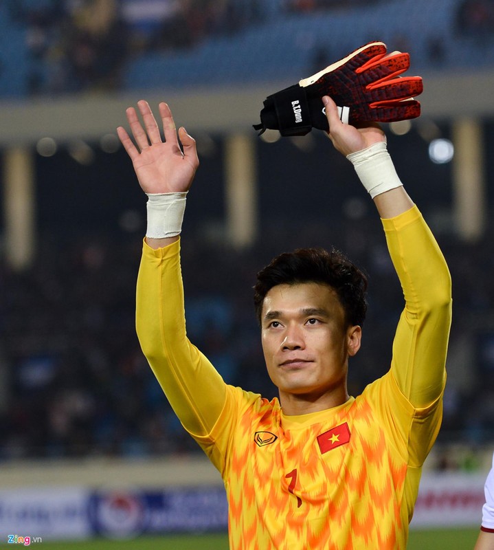 Quang Hai den nam tay me sau khi thang U23 Indonesia-Hinh-5