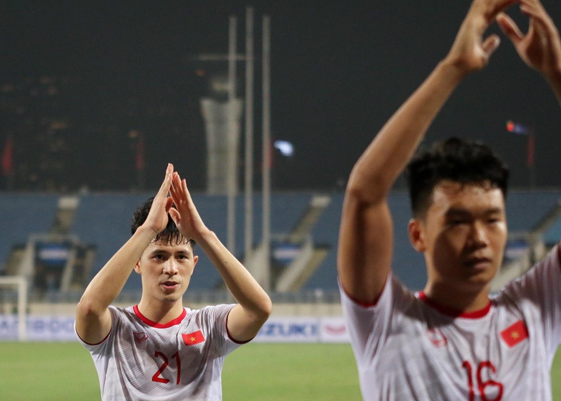 Quang Hai den nam tay me sau khi thang U23 Indonesia-Hinh-6