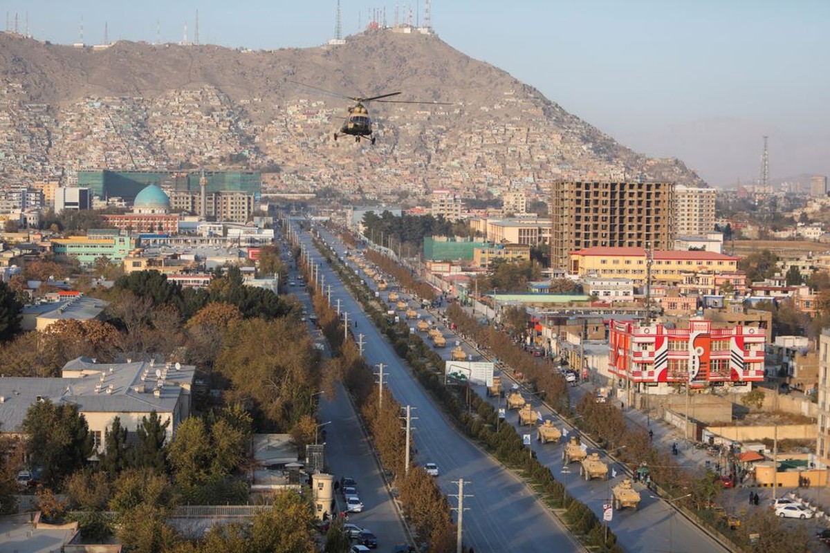 Dan vu khi cuc khung Taliban mang ra duyet binh tai Kabul-Hinh-2