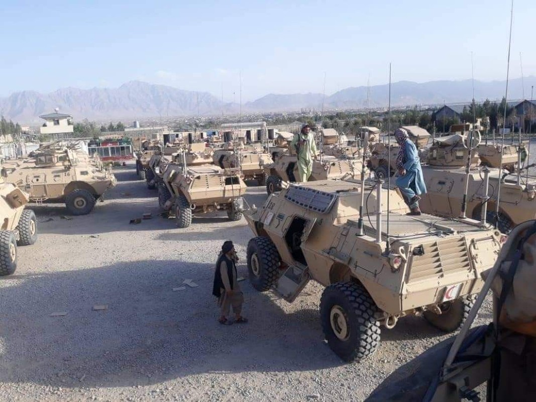 Dan vu khi cuc khung Taliban mang ra duyet binh tai Kabul-Hinh-8
