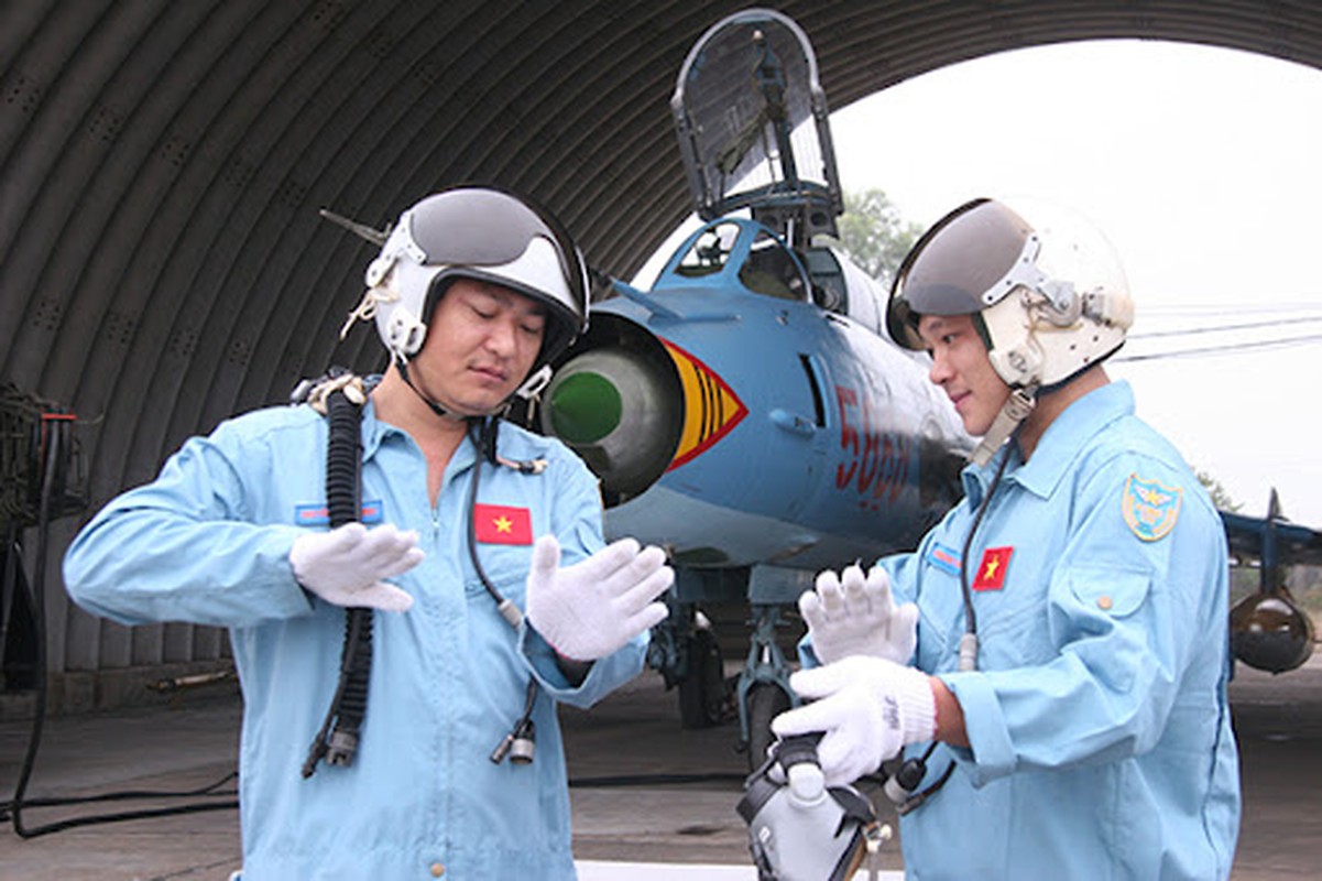 Viet Nam tiep nhan loat may bay huan luyen Yak-130 tu Nga-Hinh-20