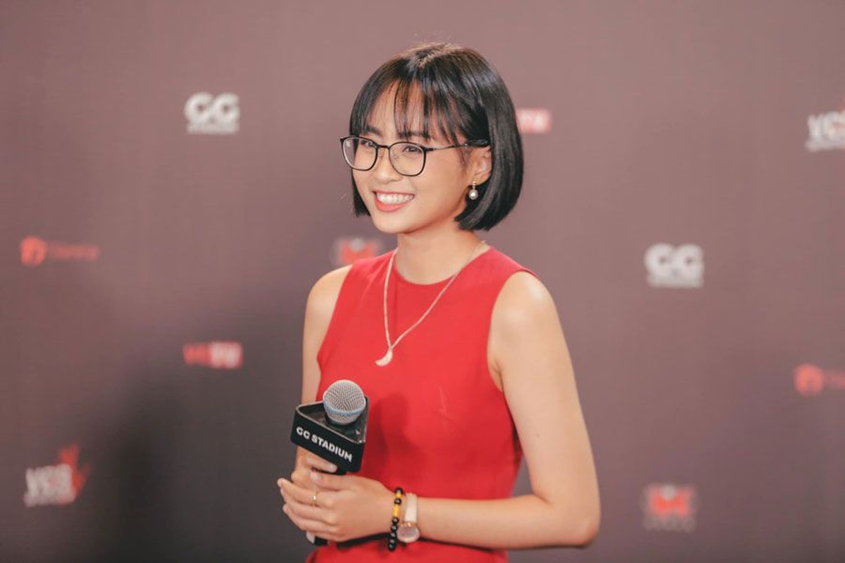 “Hot girl” lang Esport Viet xin netizen cach 