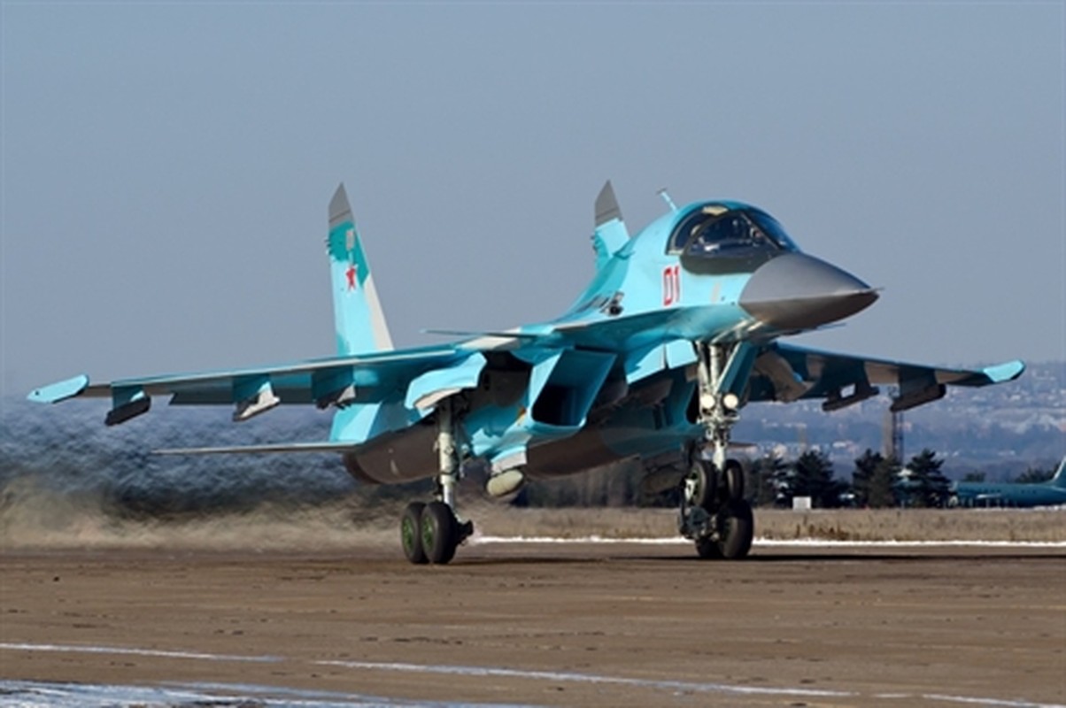 Nga bat ngo dua 17 tiem kich bom Su-34 toi bien gioi Ukraine-Hinh-3