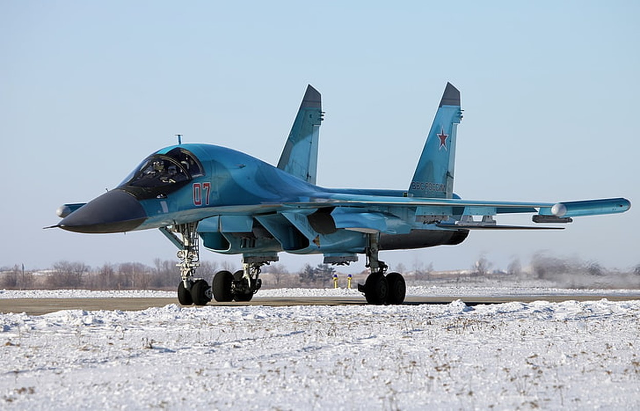 Nga bat ngo dua 17 tiem kich bom Su-34 toi bien gioi Ukraine-Hinh-5