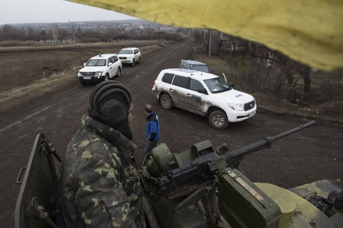 Dai quan Ukraine ap sat Donbass, cang thang Ukraine - Belarus leo thang-Hinh-8