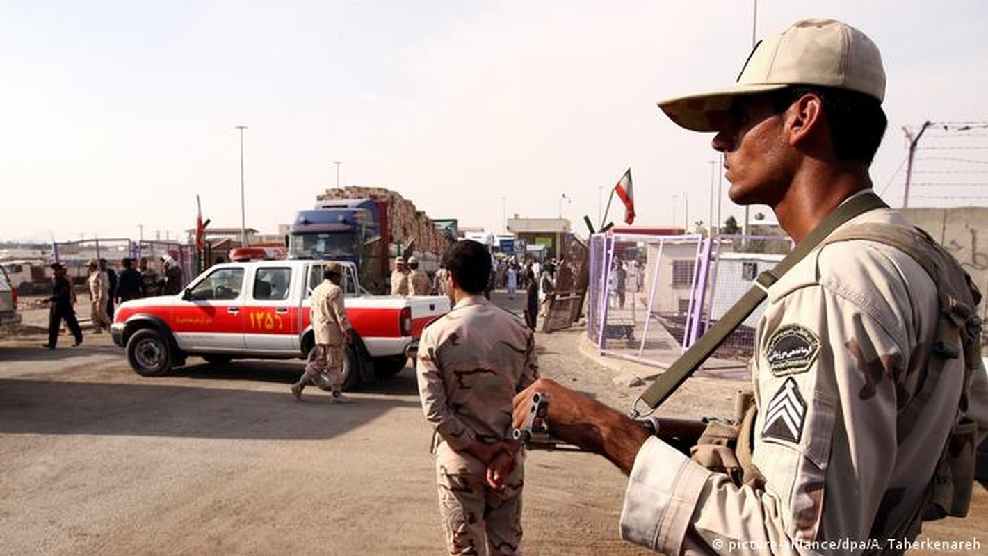 Iran phan cong “luon va ngay”, san bang can cu Taliban bang phao binh-Hinh-16
