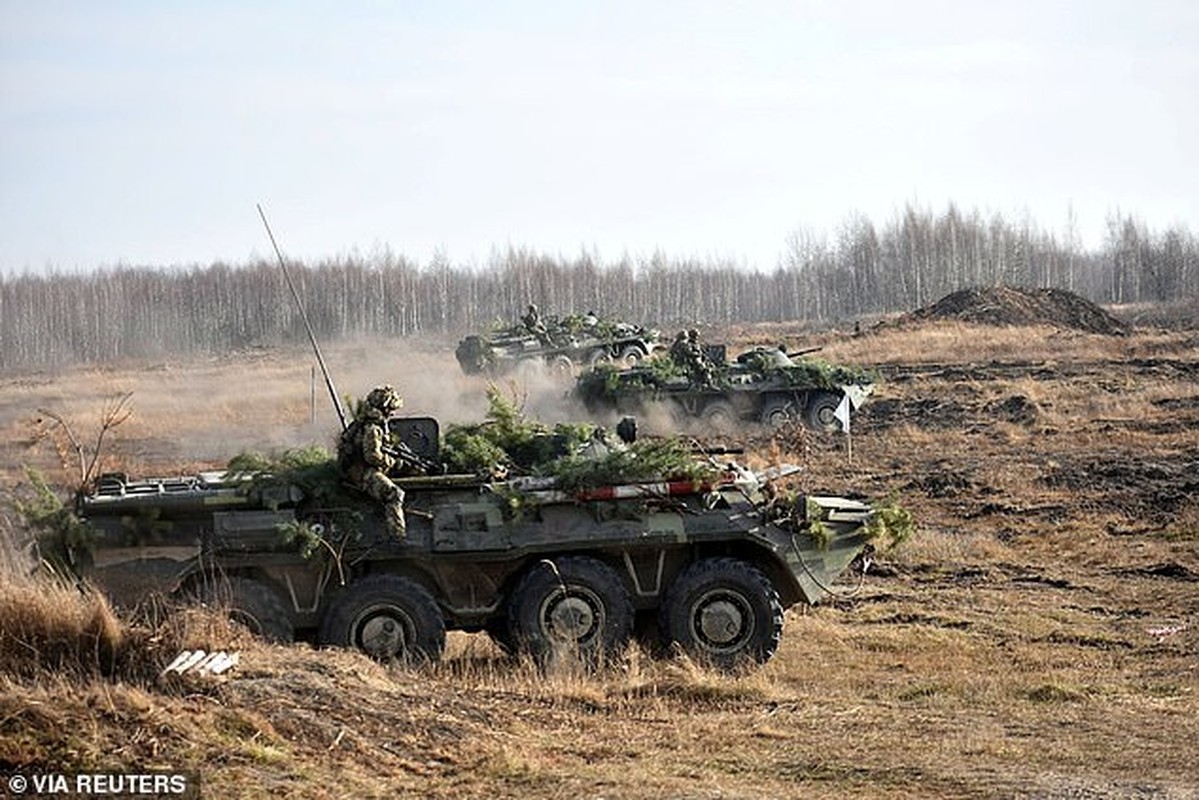Phao phan luc BM-21 cua Ukraine ram rap keo den Donbass-Hinh-10