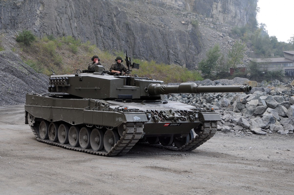 Ukraine sap nhan xe tang Leopard-2 vien tro, san sang doi dau T-90?-Hinh-11
