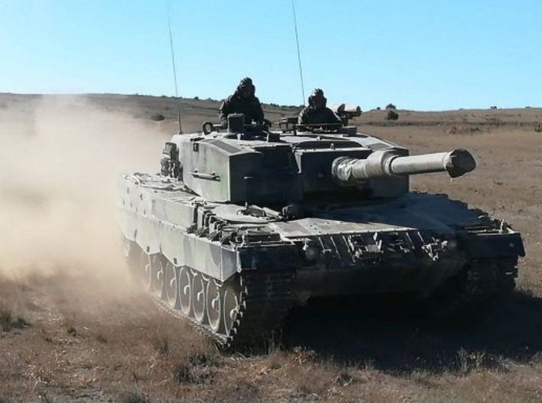 Ukraine sap nhan xe tang Leopard-2 vien tro, san sang doi dau T-90?-Hinh-2