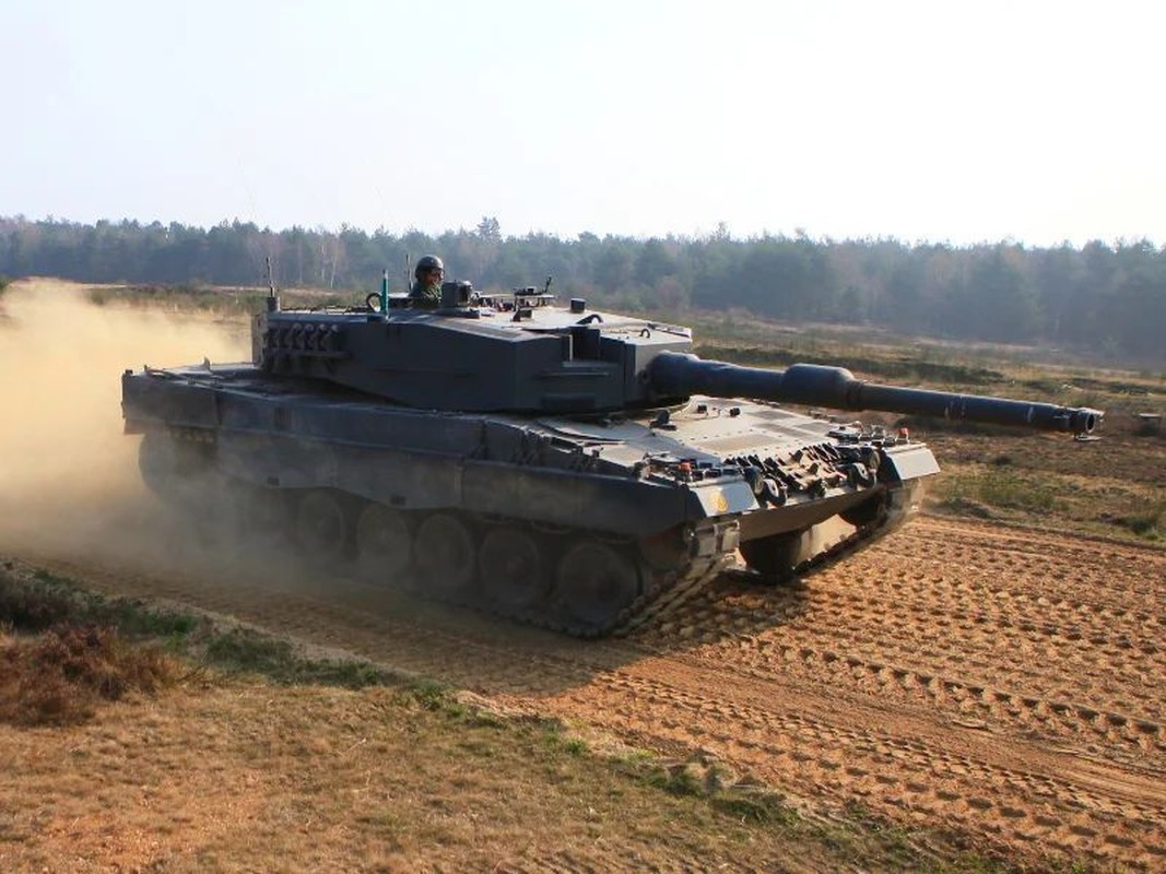 Ukraine sap nhan xe tang Leopard-2 vien tro, san sang doi dau T-90?-Hinh-6