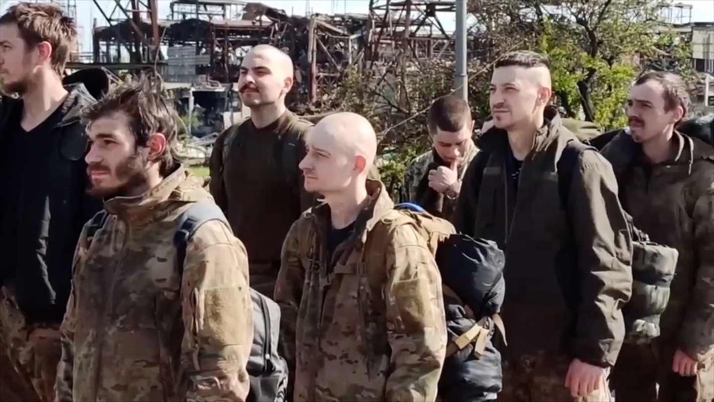 Tong thong Ukraine thua nhan: Tinh hinh Donbass dao nguoc trong 24 gio