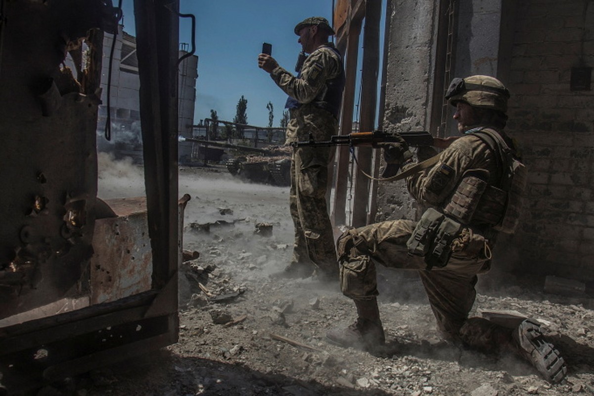 Tại sao 8.000 quân Ukraine thoát khỏi Sieverodonetsk-Lisichansk an toàn? - Hình 12 Tai sao 8.000 quan Ukraine thoat khoi Sieverodonetsk-Lisichansk an toan?-Hinh-12