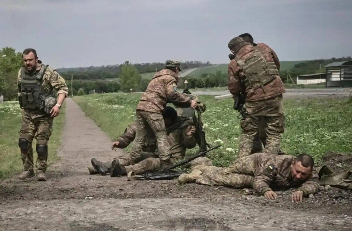 Tại sao 8.000 quân Ukraine thoát khỏi Sieverodonetsk-Lisichansk an toàn? - Hình 17 Tai sao 8.000 quan Ukraine thoat khoi Sieverodonetsk-Lisichansk an toan?-Hinh-17