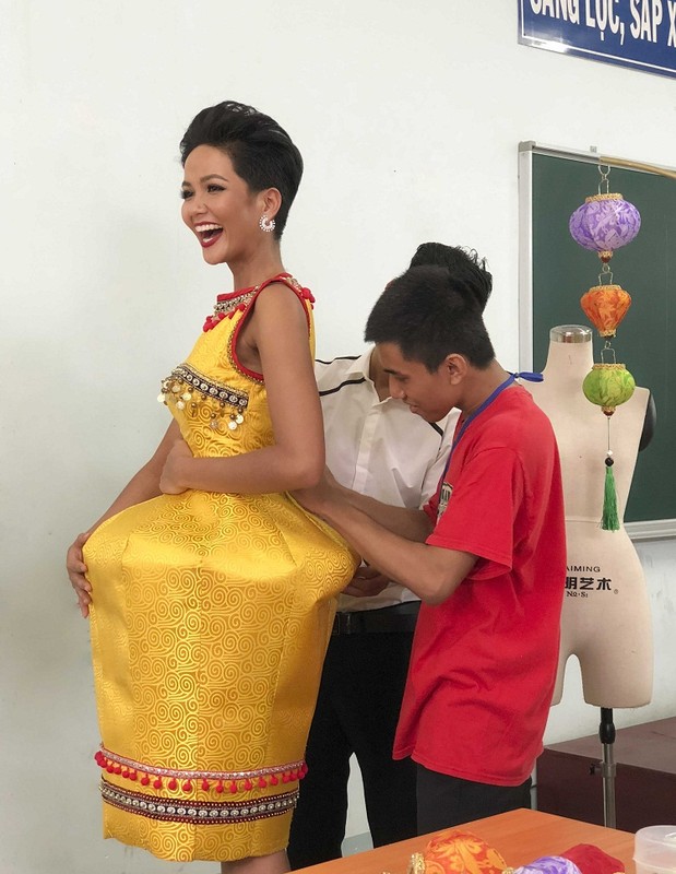 H'Hen Nie “nhi nho” trong hau truong chon trang phuc thi Miss Universe-Hinh-8