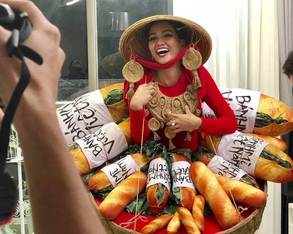 H'Hen Nie “nhi nho” trong hau truong chon trang phuc thi Miss Universe