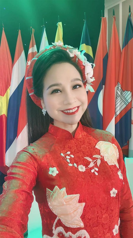 Chan dung nu MC VTV che chung ket Miss World Vietnam “qua le the“-Hinh-2