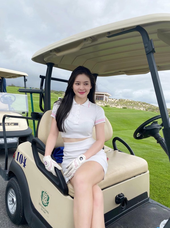 Hot girl Da Nang noi tieng voi danh xung “my nhan dep nhat san golf”-Hinh-3