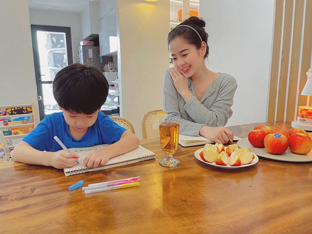 Hot mom Nam Thương mặc gì được báo Trung khen “mẹ bầu đẹp nhất”? - Hình 12 Hot mom Nam Thuong mac gi duoc bao Trung khen “me bau dep nhat”?-Hinh-12