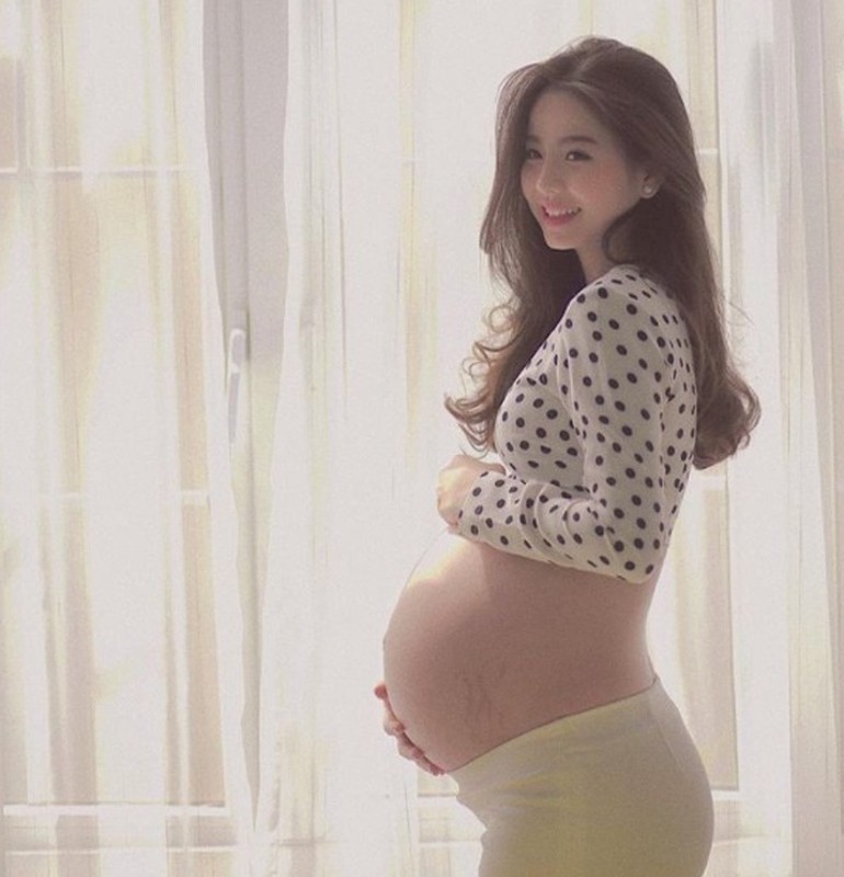 Hot mom Nam Thương mặc gì được báo Trung khen “mẹ bầu đẹp nhất”? - Hình 3 Hot mom Nam Thuong mac gi duoc bao Trung khen “me bau dep nhat”?-Hinh-3